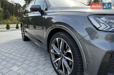 Позашляховик / Кросовер Audi Q7 2021 в 