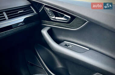 Внедорожник / Кроссовер Audi Q7 2017 в 