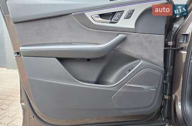 Внедорожник / Кроссовер Audi Q7 2016 в 