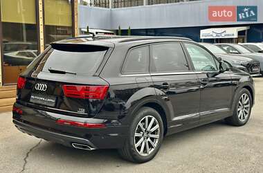 Позашляховик / Кросовер Audi Q7 2018 в 