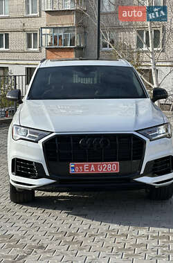 Позашляховик / Кросовер Audi Q7 2021 в 