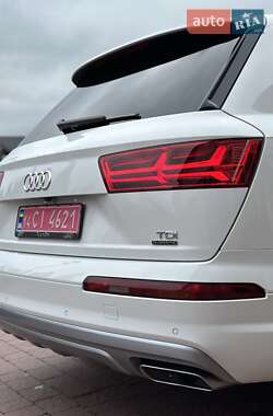 Позашляховик / Кросовер Audi Q7 2017 в 
