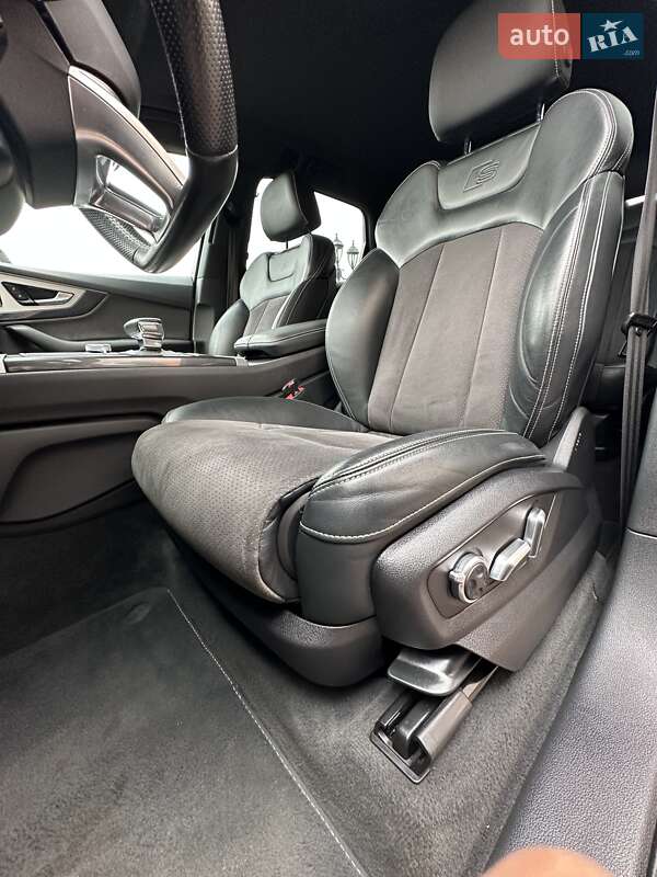 Позашляховик / Кросовер Audi Q7 2017 в Стрию