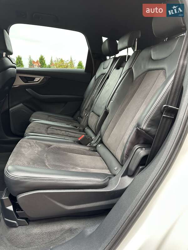 Позашляховик / Кросовер Audi Q7 2017 в Стрию