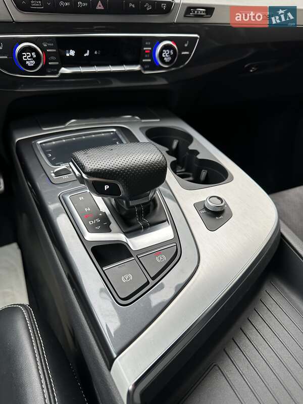 Позашляховик / Кросовер Audi Q7 2017 в Стрию