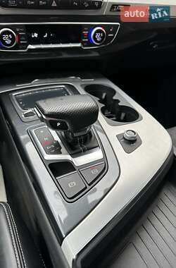 Позашляховик / Кросовер Audi Q7 2017 в 