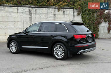 Позашляховик / Кросовер Audi Q7 2015 в 