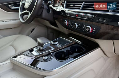 Позашляховик / Кросовер Audi Q7 2015 в 