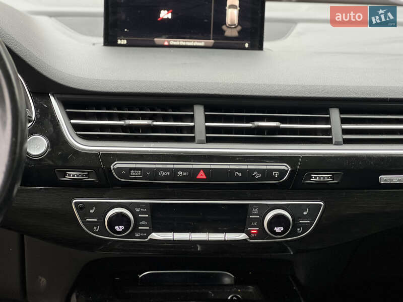 Позашляховик / Кросовер Audi Q7 2017 в Стрию