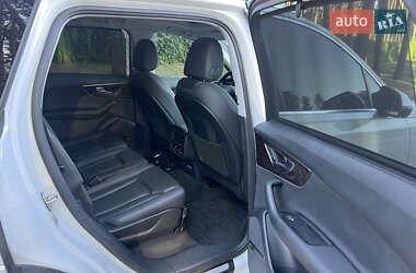 Позашляховик / Кросовер Audi Q7 2020 в 