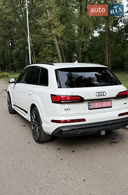 Позашляховик / Кросовер Audi Q7 2020 в 