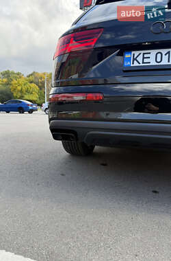 Позашляховик / Кросовер Audi Q7 2017 в 