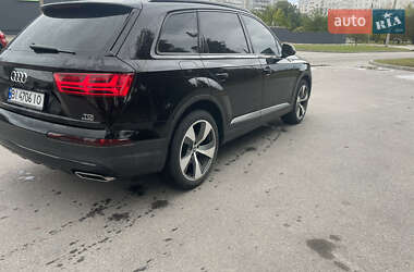 Позашляховик / Кросовер Audi Q7 2015 в 