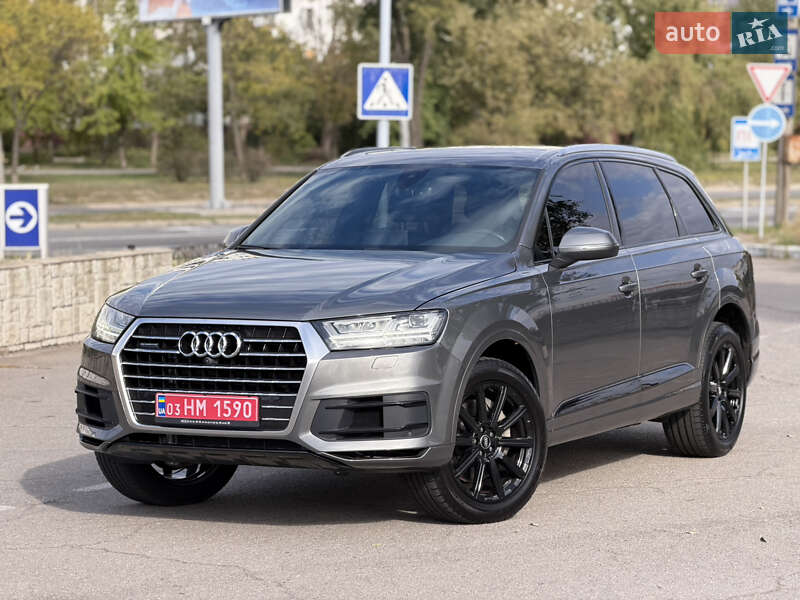 Внедорожник / Кроссовер Audi Q7 2017 в 