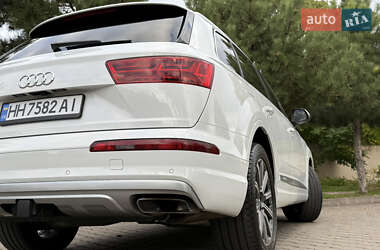 Позашляховик / Кросовер Audi Q7 2018 в 