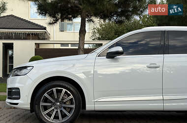Позашляховик / Кросовер Audi Q7 2018 в 