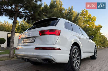 Позашляховик / Кросовер Audi Q7 2018 в 