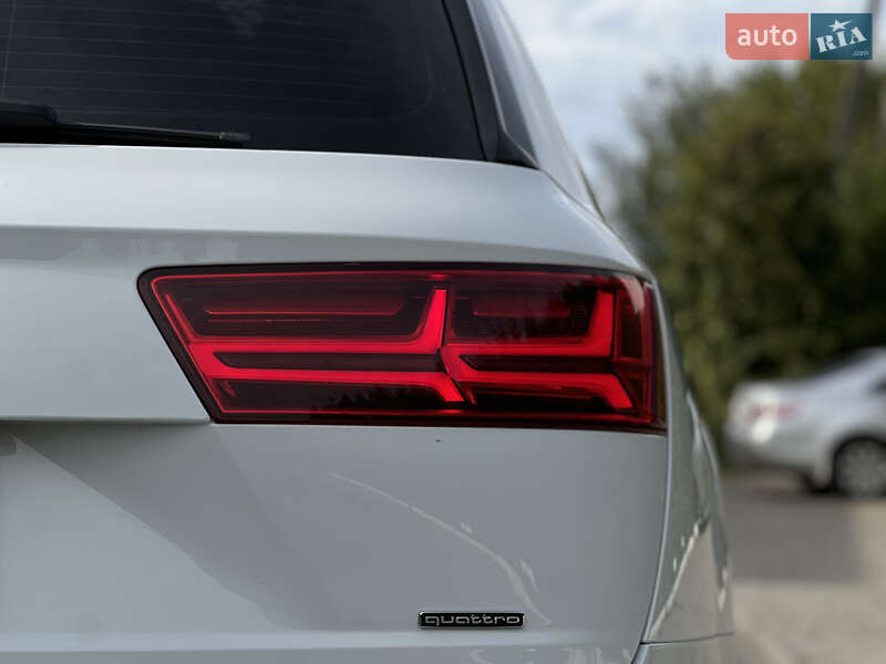 Позашляховик / Кросовер Audi Q7 2017 в Ужгороді