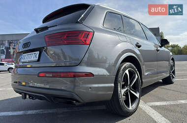 Позашляховик / Кросовер Audi Q7 2019 в 