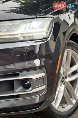Внедорожник / Кроссовер Audi Q7 2016 в 