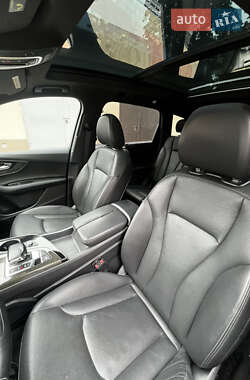 Внедорожник / Кроссовер Audi Q7 2016 в 