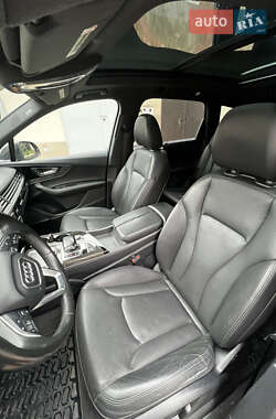 Внедорожник / Кроссовер Audi Q7 2016 в 