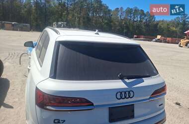 Позашляховик / Кросовер Audi Q7 2021 в 