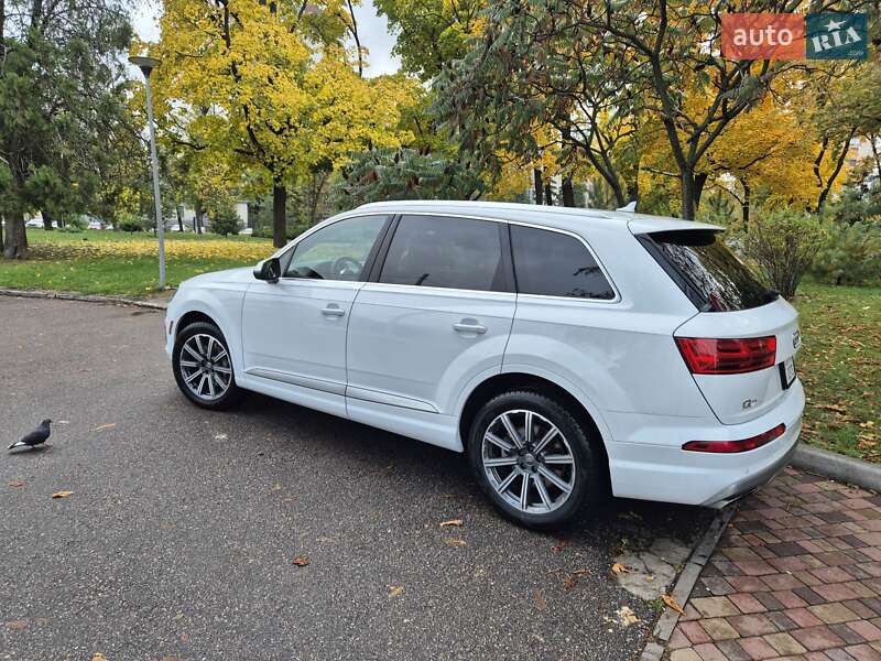 Внедорожник / Кроссовер Audi Q7 2017 в 