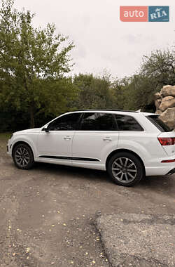 Внедорожник / Кроссовер Audi Q7 2016 в 