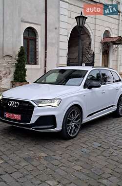 Позашляховик / Кросовер Audi Q7 2020 в 