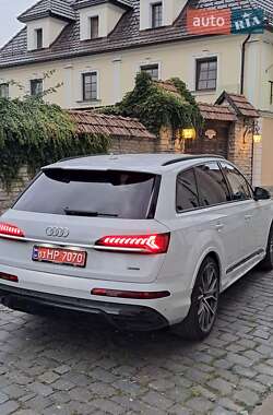 Позашляховик / Кросовер Audi Q7 2020 в 