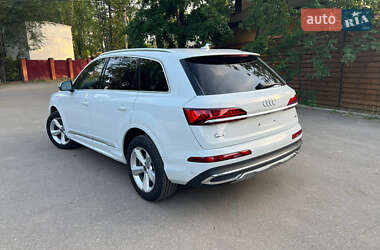 Позашляховик / Кросовер Audi Q7 2020 в 