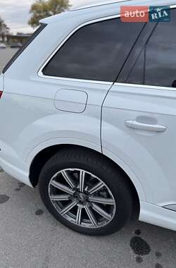 Позашляховик / Кросовер Audi Q7 2019 в 
