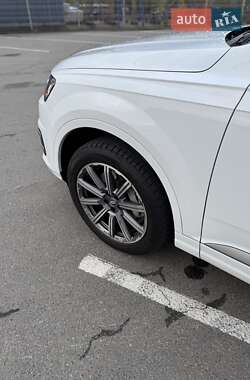Позашляховик / Кросовер Audi Q7 2019 в 