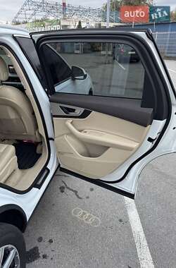 Позашляховик / Кросовер Audi Q7 2019 в 