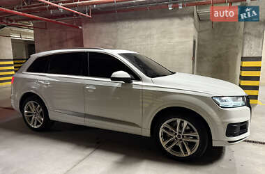 Позашляховик / Кросовер Audi Q7 2015 в 