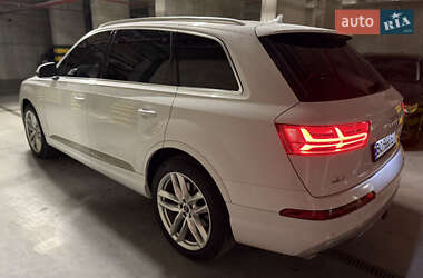 Позашляховик / Кросовер Audi Q7 2015 в 