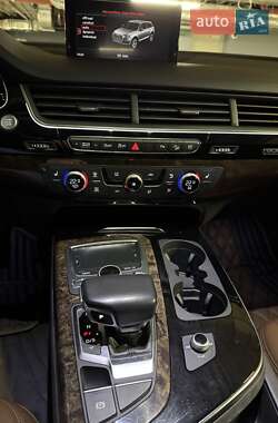 Позашляховик / Кросовер Audi Q7 2018 в 