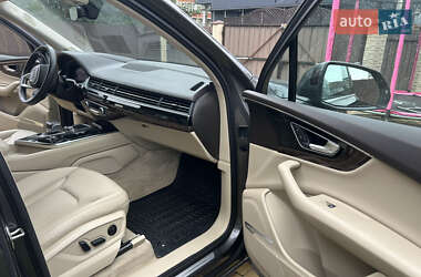 Позашляховик / Кросовер Audi Q7 2018 в 