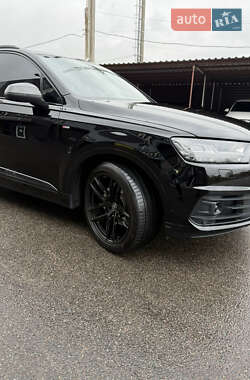 Позашляховик / Кросовер Audi Q7 2017 в 