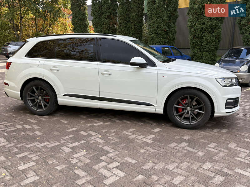 Позашляховик / Кросовер Audi Q7 2015 в Рівному