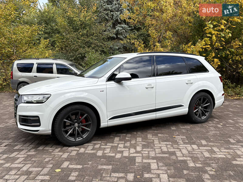 Позашляховик / Кросовер Audi Q7 2015 в Рівному