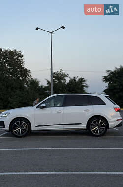 Позашляховик / Кросовер Audi Q7 2020 в 