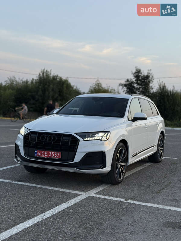 Позашляховик / Кросовер Audi Q7 2020 в 