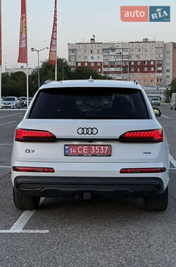 Позашляховик / Кросовер Audi Q7 2020 в 