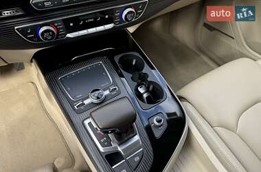 Позашляховик / Кросовер Audi Q7 2017 в 