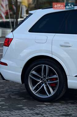 Позашляховик / Кросовер Audi Q7 2018 в 