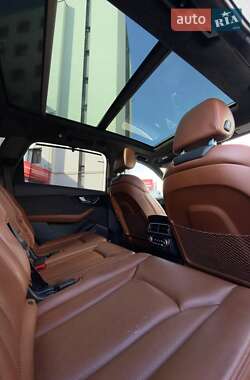 Позашляховик / Кросовер Audi Q7 2018 в 