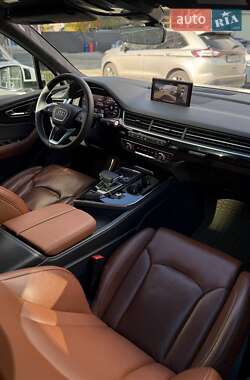Позашляховик / Кросовер Audi Q7 2018 в 