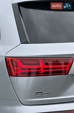 Позашляховик / Кросовер Audi Q7 2019 в 